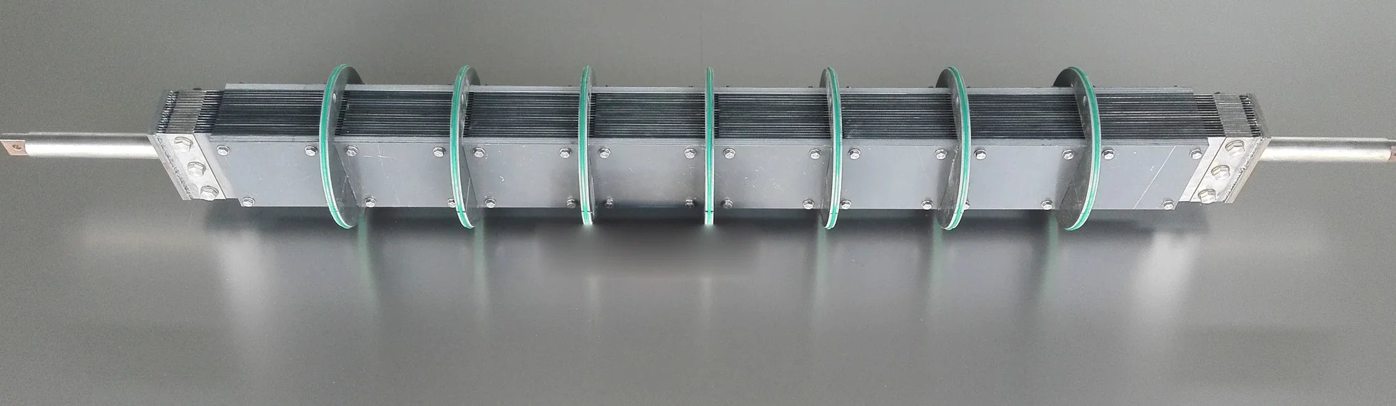 Industrial electrolyser electrode stack with titanium plates and sealing rings